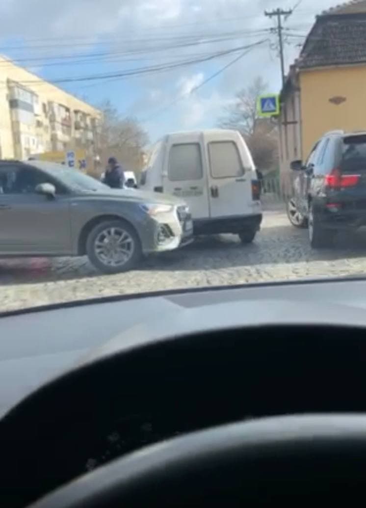 У центрі Мукачева зіштовхнулися два легковики