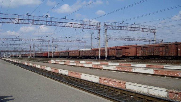 На Закарпатті під вагоном вантажного поїзда знайшли контрабандні сигарети