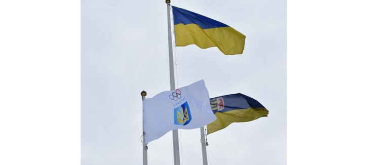 Перед будівлею Закарпатської ОДА замайорів Олімпійський прапор