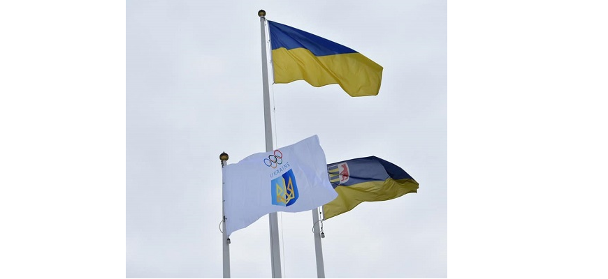 Перед будівлею Закарпатської ОДА замайорів Олімпійський прапор