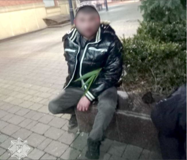 В Ужгороді затримали чоловіка з наркотиками, який перебував у розшуку