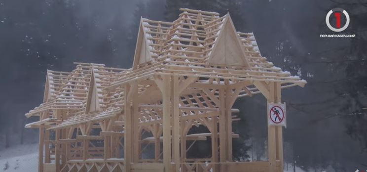 Міні-копія відомого мосту та благородні олені: закарпатець Юрій Тюх розвиває туризм на Хустщині (ВІДЕО)