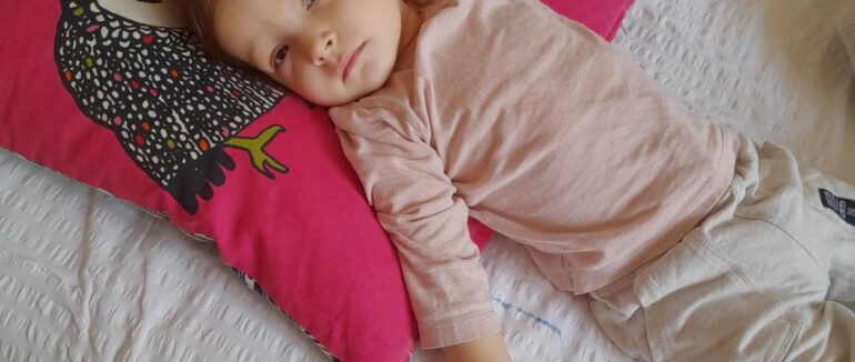 Маленька дівчинка з Тячева бореться з раком: всіх небайдужих просять про допомогу