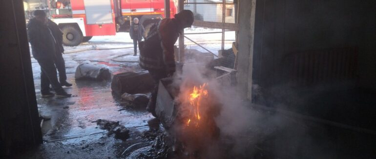 На Закарпатті рятувальники ліквідували пожежу в складському приміщенні