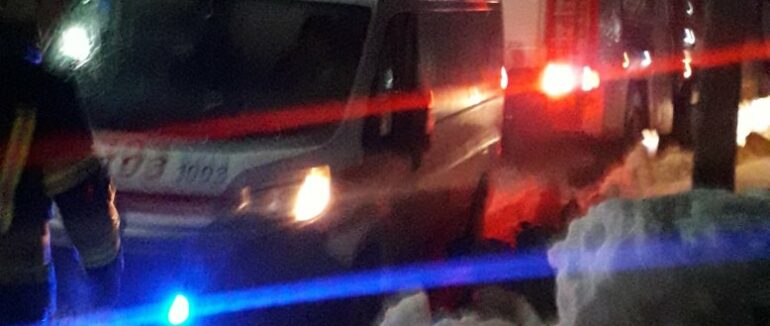 За ніч два рази викликали на допомогу: у селі на Хустщині “швидка” потрапила у снігову пастку