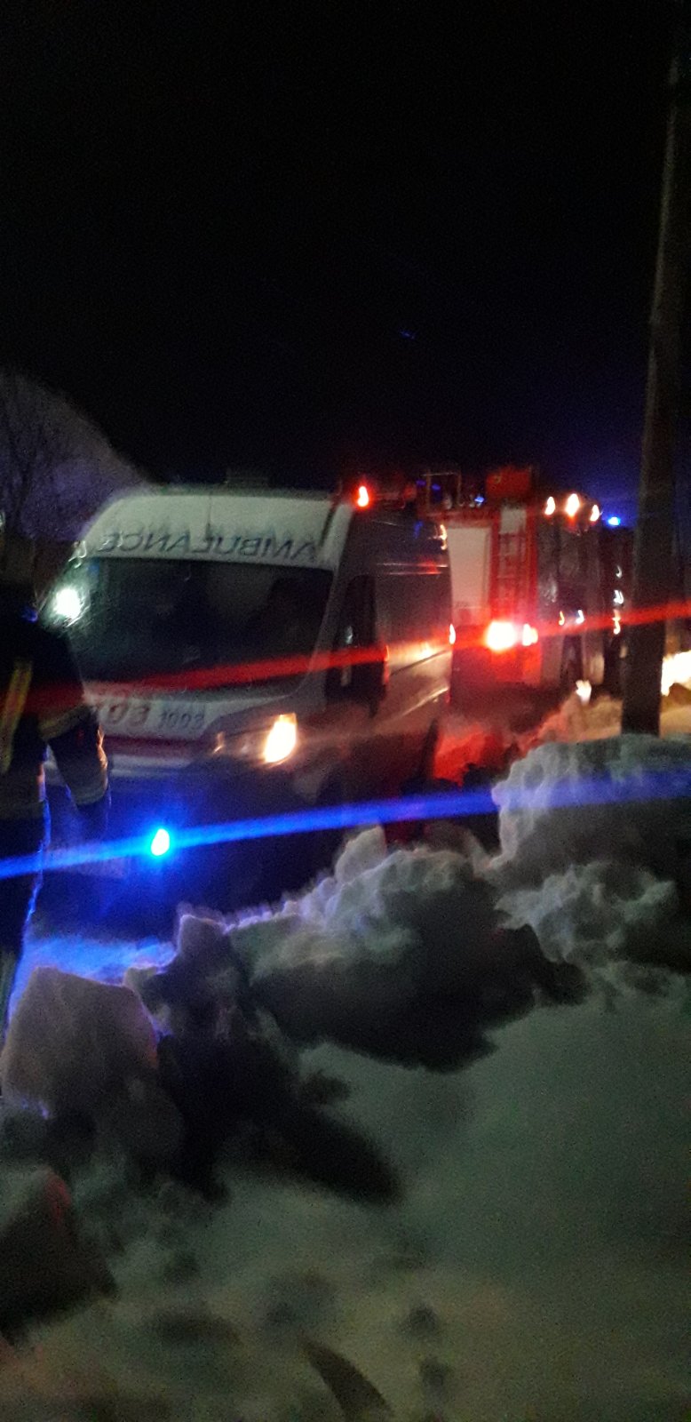 За ніч два рази викликали на допомогу: у селі на Хустщині "швидка" потрапила у снігову пастку