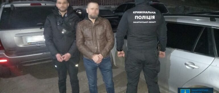 На Закарпаті в автівці двох чоловіків знайшли патрони та гранату