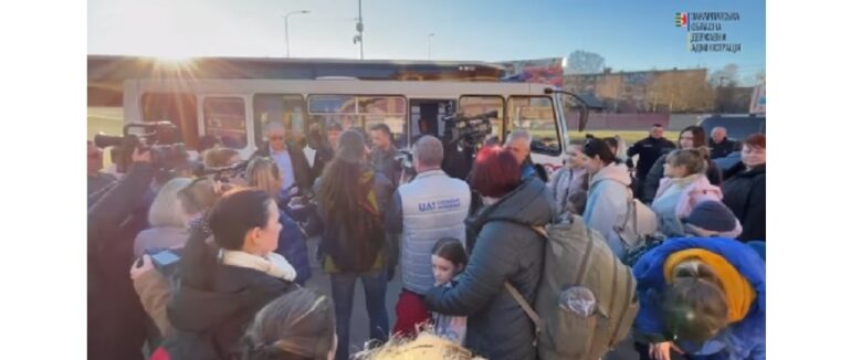 В Ужгороді зустріли сім’ї рятувальників, евакуйовані з зони ведення бойових дій