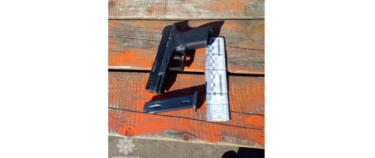 В Ужгороді затримали трьох нетверезих чоловіків, що стріляли в повітря з пістолета