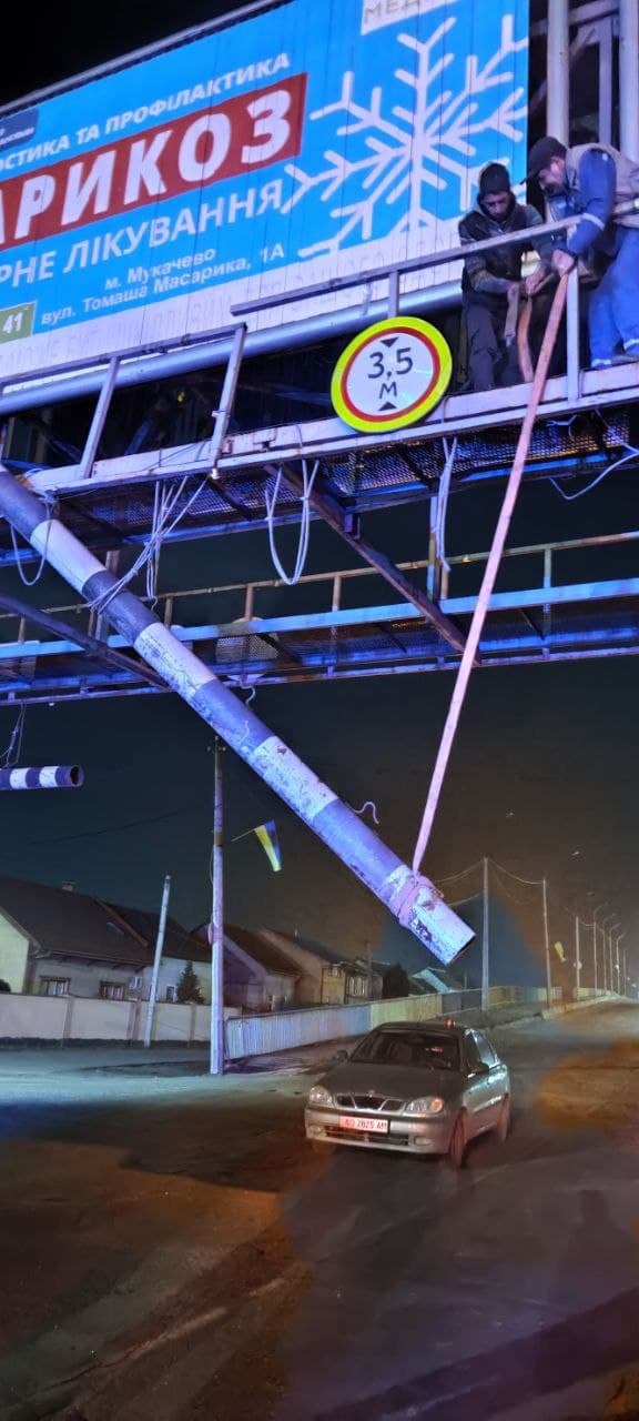 У Мукачеві на одній із вулиць пошкодили обмежувач