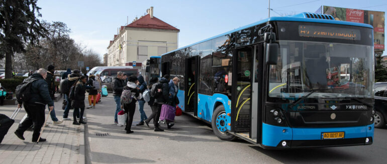 В Ужгороді цілодобово зустрічають потяги та координують переселенців