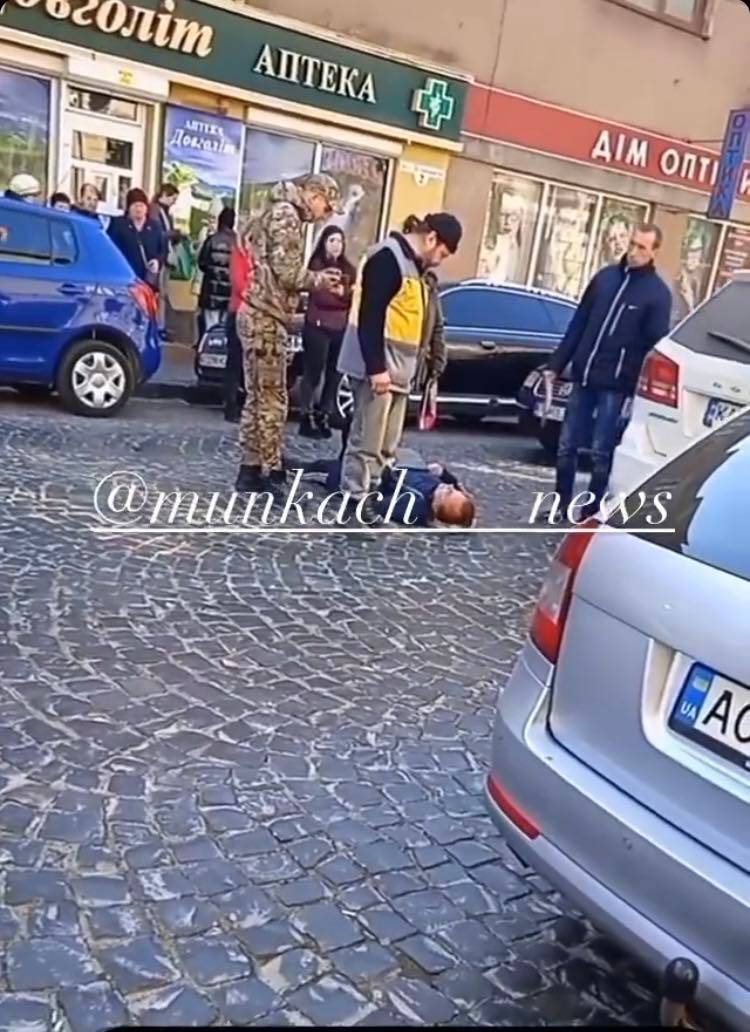 У центрі Мукачева трапилася автопригода: автомобіль збив жінку