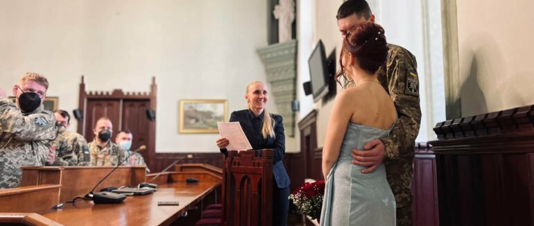 У Мукачеві військовий 128 бригади уклав шлюб з коханою