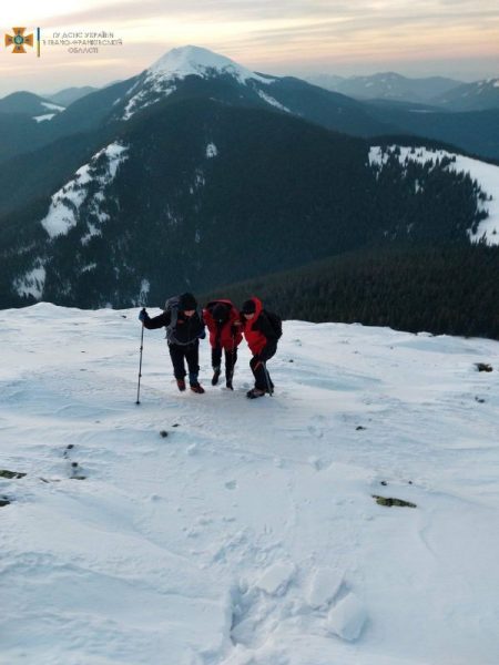 Закарпатські рятувальники допомогли киянці, яка застрягла на схилі гори