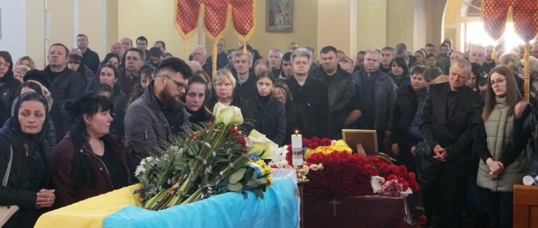 У Мукачеві попрощалися з полеглим на війні Героєм, бійцем 128 бригади Юрієм Качуром