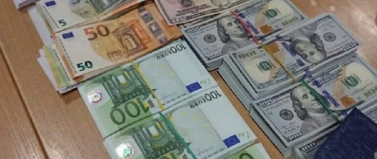 На Закарпатті жінка намагалася вивезти значну суму іноземної валюти