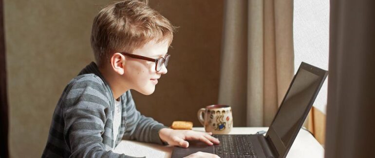 З 21 березня в Ужгороді відновлюють дистанційне навчання школярів