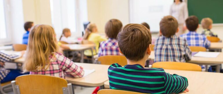 В Україні відновлять навчання у школах, де це можливо