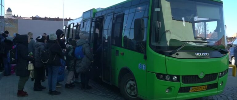 З Мукачева щодня перевозять переселенців