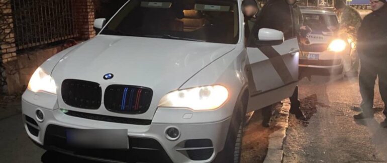 У Мукачеві в чоловіка вилучили елітне авто і вручили йому повістку