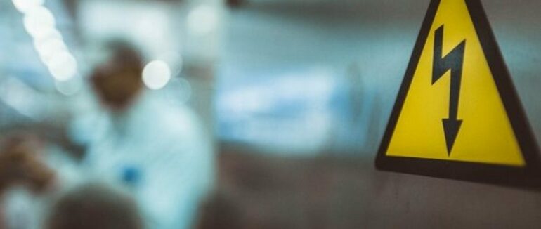 На Закарпатті чоловіка вразило струмом