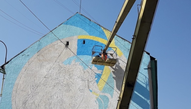 На Закарпатті художниця з Харкова створює мурал