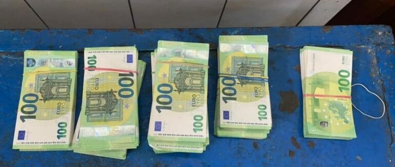 Закарпатські митники виявили приховані €90 000 та $45 000 у жінки