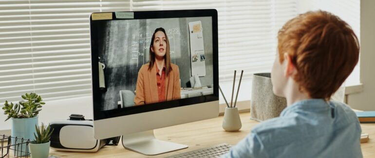 На Закарпатті 18 тисяч учнів підключаються до дистанційного навчання із-за кордону