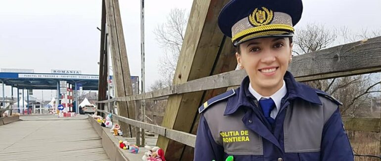 На українсько-румунському кордоні міст прикрасили іграшками для дітей