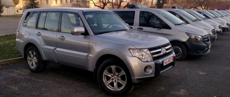 Німецькі поліцейські передали 13 авто і 1000 бронежилетів закарпатським правоохоронцям