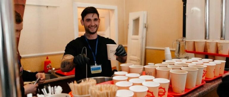 В Ужгороді в колишньому ресторані за день безкоштовно годують близько 5000 людей