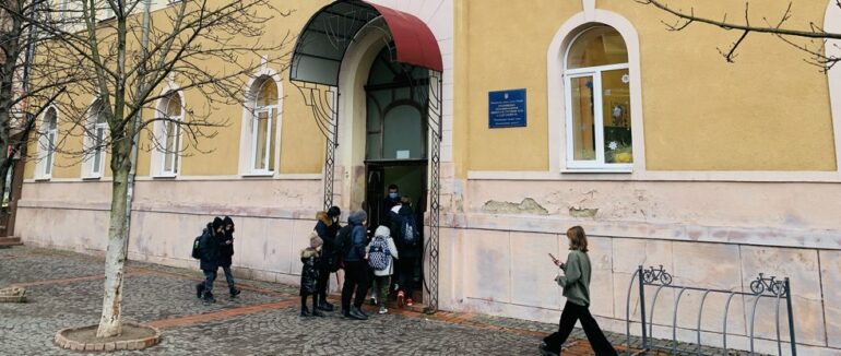 На Закарпатті відновлюють освітній процес