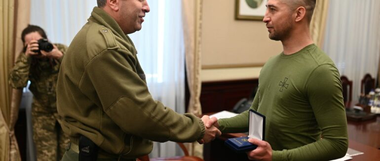 Автор фрази про “русский военный корабль” повернувся з полону додому