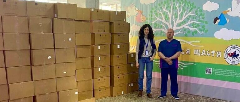 У Мукачеві лікарня святого Мартина отримала дитячі гігієнічні набори для переселенок