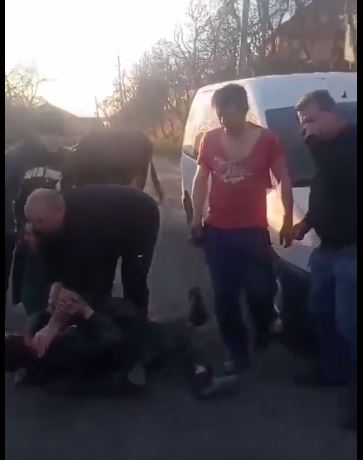 У Берегівському районі у селі Новоселиця місцевий голова побився із селянами