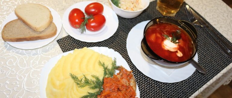 В Ужгороді у Дельфіні готують 5 тонн їжі щодня