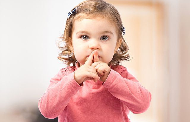 У Мукачеві ще двох дітей влаштували під опіку