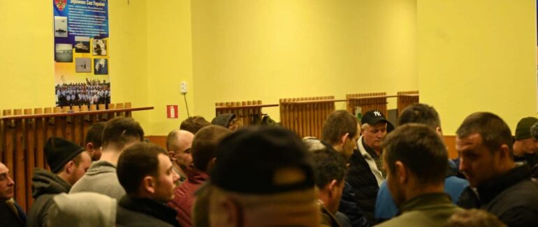 На Закарпатті чоловіки-переселенці масово йдуть до військкоматів