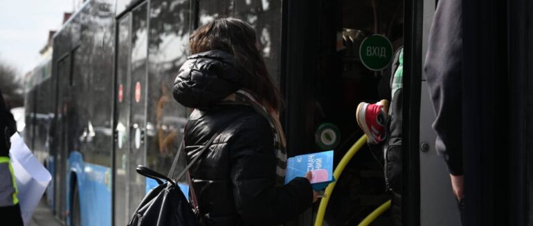 В Ужгороді комунальний транспорт безоплатно розвозить переселенців із залізничного вокзалу