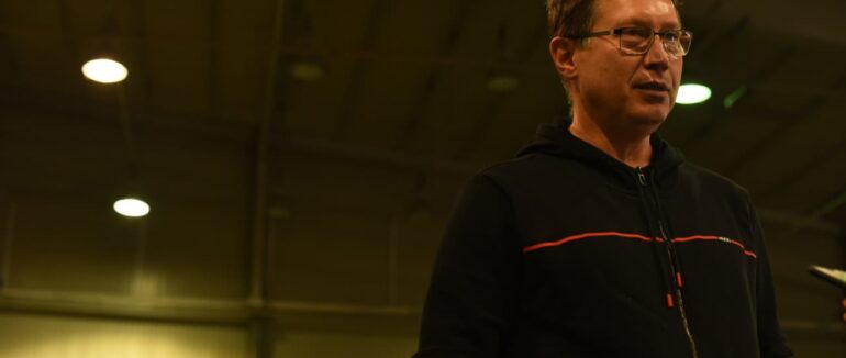 У гуманітарному хабі «Єврокар» волонтерить лікар-онколог, хіміотерапевт Ярослав Куляба.