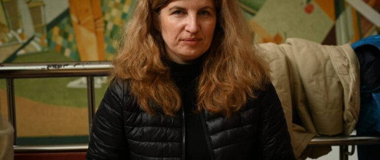 Ужгородська лікарка Марина Бакася плете маскувальні сітки для бійців «Закарпатського легіону»