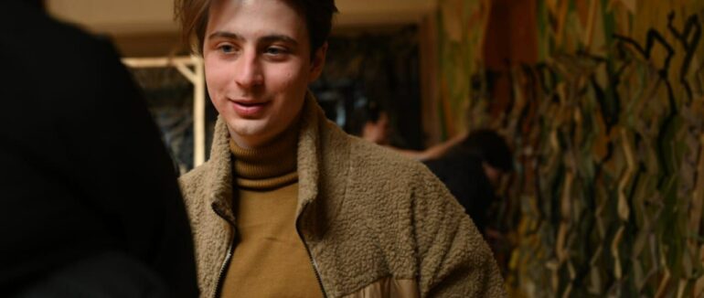 19-річний ужгородець Владислав Козлов допомагає плести маскувальні сітки для військовослужбовців в обласному ПАДІЮНі