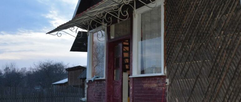 На Тячівщині двоє чоловіків погрожуючи ножем відібрали у пенсіонерки гроші