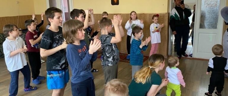 На базі санаторної школи-інтернату на Березнянщині розважали дітей переселенців