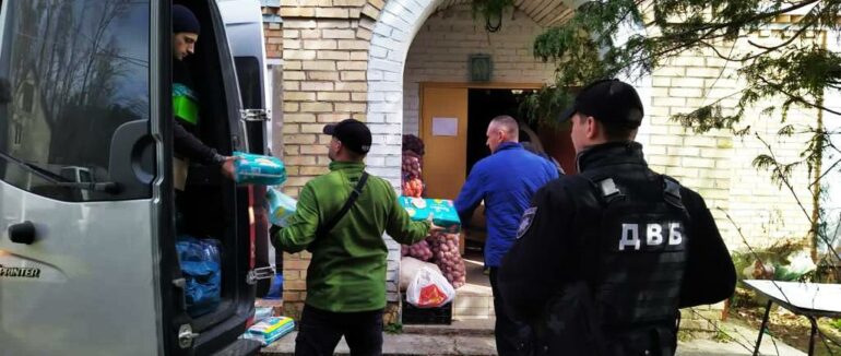 На Закарпатті поліція допомагає доставляти гумдопомогу