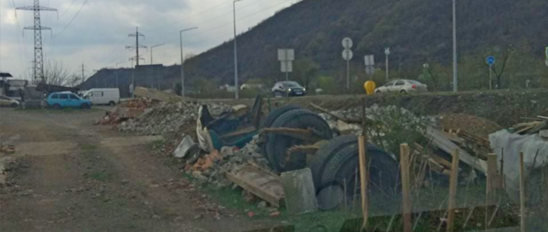 Мукачівець сплатить штраф за складування сміття на території гаражного кооперативу