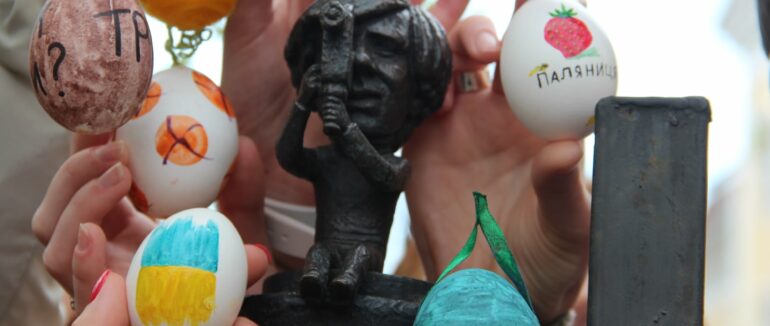 В Ужгороді розписали писанки у стилі Енді Воргола