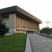 У травні Закарпатський муздрамтеатр гратиме сім вистав на тиждень