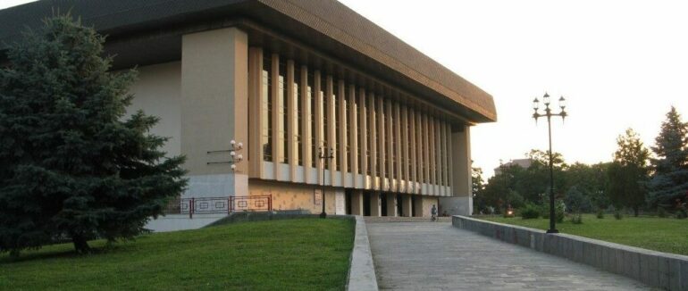 У травні Закарпатський муздрамтеатр гратиме сім вистав на тиждень