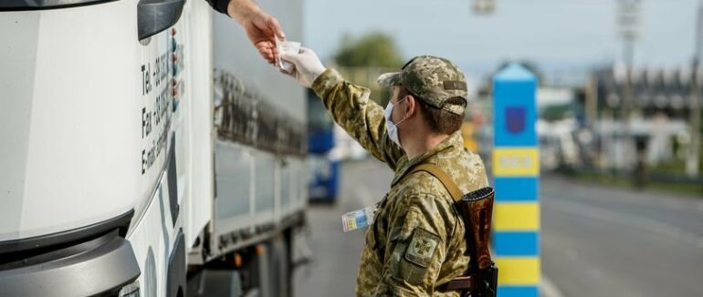 Прикордонники викрили канал незаконного перетинання кордону «далекобійниками»